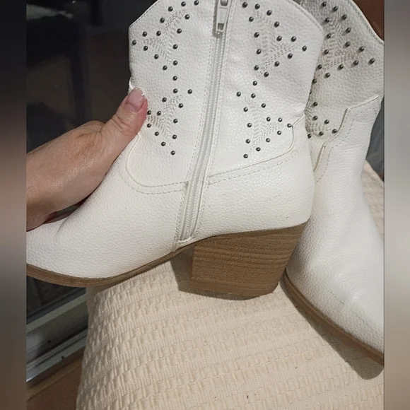 Universal Thread Women's Cream Ankle Booties.Smal Scratch Se Last Picture. - Picture 5 of 9